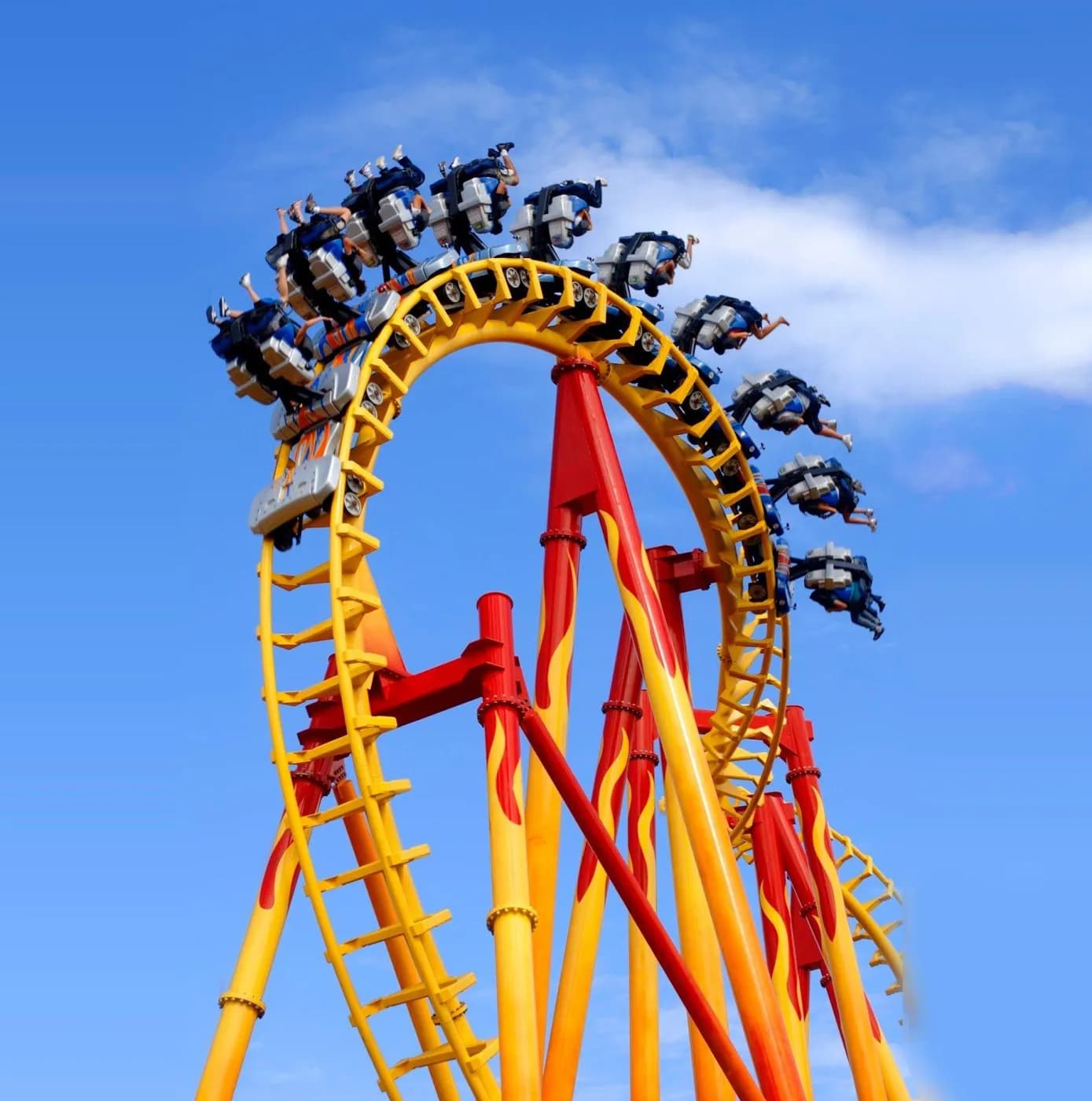 Montanha-russa com looping amarelo e vermelho no Beto Carrero World