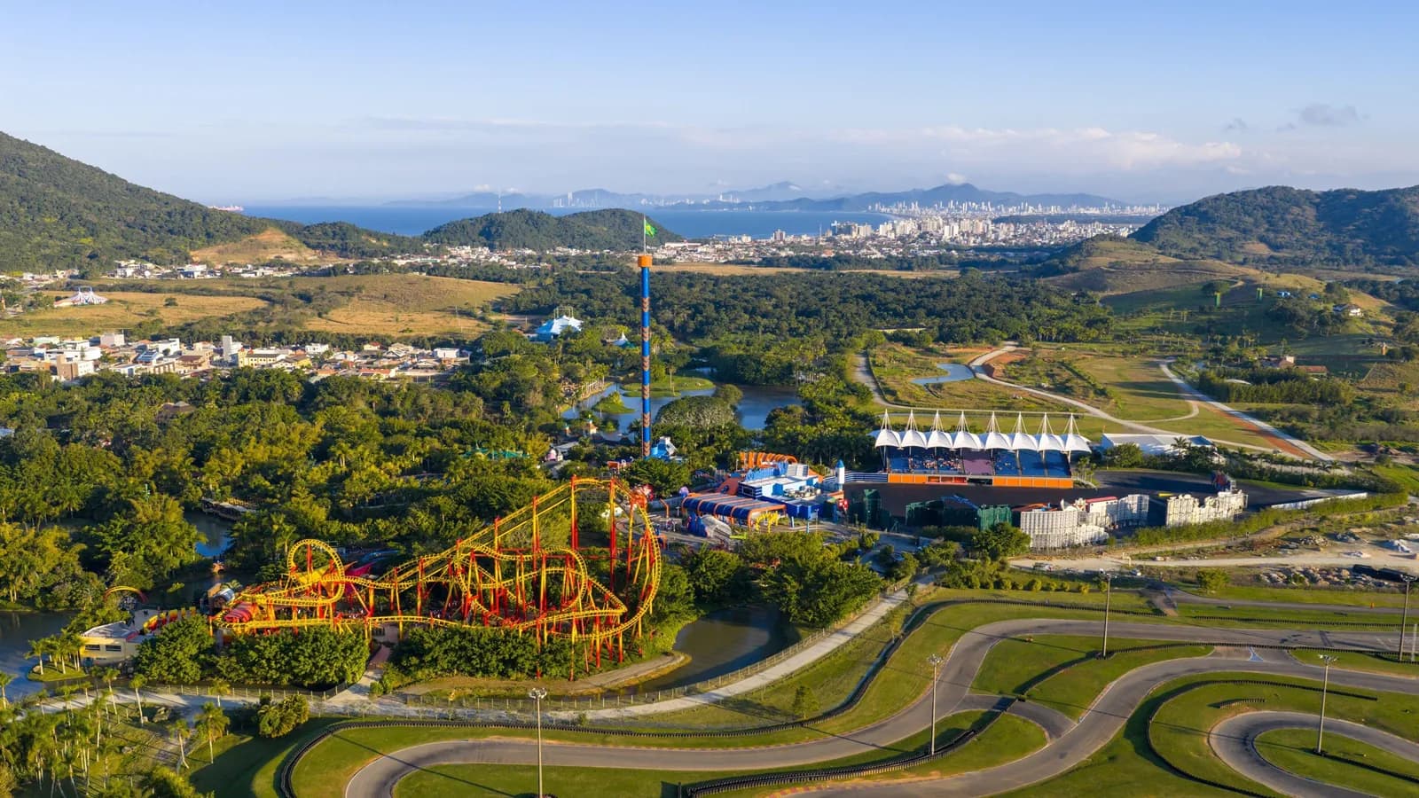 Vista aérea do Beto Carrero World e da cidade de Penha (SC)